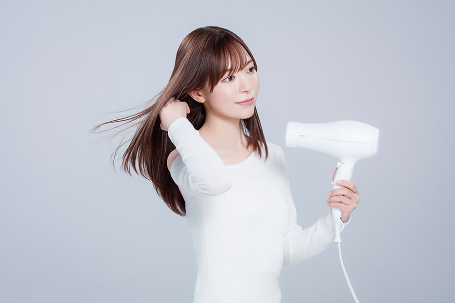 ドライヤーで髪をケア